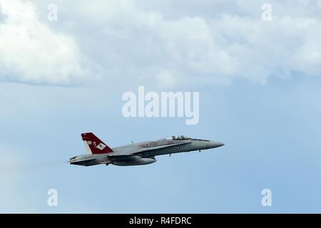 Ein U.S. Marine Corps FA-18 Hornet nimmt sie an Joint Base Elmendorf-Richardson, Alaska, während der Übung nördlichen Rand 17, 3. Mai 2017. Nördlichen Rand ist Alaska's Premier gemeinsame Ausbildung Übung darauf ausgerichtet, den Betrieb, Techniken und Verfahren sowie zur Praxis wie Interoperabilität zwischen den Diensten zu verbessern. Tausende von Teilnehmern aus allen Diensten - Flieger, Soldaten, Seemänner, Marinesoldaten und Küstenwache aus dem aktiven Dienst, Reserve und der National Guard Einheiten - beteiligt sind. Stockfoto