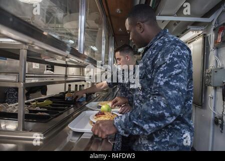 PORTSMOUTH, Virginia (1. Mai 2017) Aviation Ordnancemen Flieger Andrew Moncure, Front, und Vincent Lorente dienen sich Abendessen während der öffnung Tag der aft Chaos Decks an Bord der Flugzeugträger USS Harry S. Truman (CVN 75) nach Monaten der Sanierung und Instandhaltung im Norfolk Naval Shipyard. Truman ist derzeit eine geplante schrittweise Verfügbarkeit (PIA) bei Norfolk Naval Shipyard für die Wartung und Überholung von betrieblicher Systeme für künftige Operationen vorzubereiten. Stockfoto
