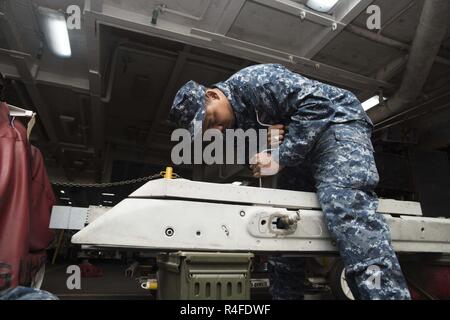 NORFOLK, Virginia (3. Mai 2017) Aviation Ordnanceman Airman Carmelo Collins, aus Brooklyn, führt die Instandhaltung auf einem LAU-115 Raketenwerfer im Hangar Bucht der Flugzeugträger USS Dwight D. Eisenhower (CVN 69) (IKE). Ike ist derzeit pier Seite während der lebenserhaltung Phase des optimierten Flotte Notfallplan (OFRP). Stockfoto