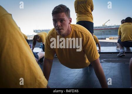 NORFOLK, Virginia (3. Mai 2017) Air Traffic Controller 2. Klasse Brandon Culp-Henise, von York, Pa., führt die Pushups während der physischen Bereitschaftstest im Hangar Bucht der Flugzeugträger USS Dwight D. Eisenhower (CVN 69) (IKE). Ike ist derzeit pier Seite während der lebenserhaltung Phase des optimierten Flotte Notfallplan (OFRP). Stockfoto