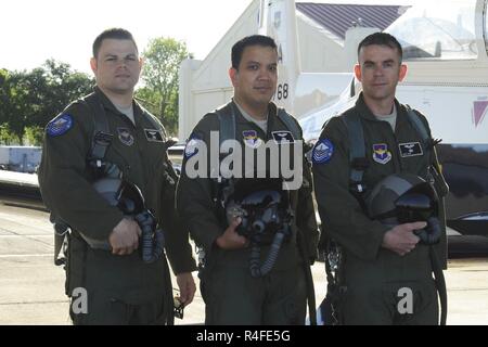 Techn. Sgt. Mike, Sgt. Master Alex und Master Sergeant Mike stehen neben einem T-6A Texan II auf der West-Flightline auf gemeinsamer Basis San Antonio-Randolph, Texas, 4. Mai 2017 geparkt. Sie abgeschlossen Bachelor ferngelenkten Flugzeugen Ausbildung 5. Mai hier und T-6A ist eines der Flugzeuge, die, denen Sie in ausgebildet. Sie sind die erste Luftwaffe trat Flieger seit dem zweiten Weltkrieg als Piloten auszubilden. Master Sergeant Mike studierte an Unterschieden in der URT-Klasse 20 darunter 17 gebeauftragte Offiziere.  (Anmerkung der Redaktion: nur Vornamen waren gegeben, denn der Air Force Offenlegung von Identifikationsinformationen begrenzt Stockfoto