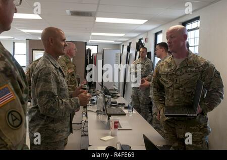 Oberst Douglas, Kommandant der 195th Operations, mit der California Air National Guard Gespräche mit einem Utah guard Mitglied bei Cyber Schild 17, Camp Williams, Utah, 3. Mai 2017. Cyber Shield ist eine Nationalgarde Übung für die Soldaten, Flieger und ziviles Personal auf der Pläne zu Netzstörungen statt 24. April bis 5. Mai 2017 im Camp Williams, Utah bewerten. (Wisconsin Army National Guard Stockfoto