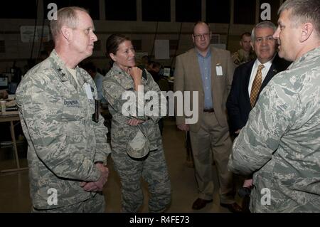 Generalmajor Don Dunbar, Adjutant General von der Wisconsin National Guard, Herr Mark Michie, pensionierter Brig. Gen. mit der Wache, und Herr David Cagigal, Chief Information Officer für den Bundesstaat Wisconsin, zusammen mit führenden Persönlichkeiten und Mission Partner hören zu einer Unterrichtung in den Cyber Schild 17 Übung im Camp Williams, Utah, 3. Mai 2017. Cyber Shield ist eine Nationalgarde Übung für die Soldaten, Flieger und ziviles Personal auf der Pläne zu Netzstörungen statt 24. April bis 5. Mai 2017 im Camp Williams, Utah bewerten. (Wisconsin Army National Guard Stockfoto
