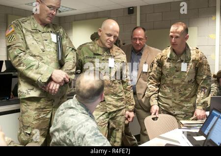 Brig. General David O'Donahue, stellvertretender Adjutant General von der Wisconsin National Guard, pensionierter Brig. Gen. Mark Mitchie, Oberst Timothy Covington, und Oberst Jeff Alston, sprechen mit einem Wisconsin Flieger über das, was er lernen während Cyber Schild 17. wurde. Cyber Shield ist eine Nationalgarde Übung für die Soldaten, Flieger und ziviles Personal auf der Pläne zu Netzstörungen statt 24. April bis 5. Mai 2017 im Camp Williams, Utah bewerten. (Wisconsin Army National Guard Stockfoto