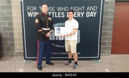 George Mai, 17, ein Jüngeres an Radnor Senior High School, akzeptiert die Semper Fidelis All-American Award von Staff Sgt. Nickolas Auvil, 4. Mai 2017, an der RHS, in Wayne, PA. Mai wurde als Semper-Fidelis - amerikanischer Pick als herausragende Sportler, Studenten und Bürger. Als SFAAP auswählen darf, wird in Washington D.C. Reisen drei Tag' Schlachten gewonnen' Akademie durch die Marines gehostet zu besuchen. Auvil ist ein personalvermittler derzeit an Recruiting (Sub-Station Lesung zugeordnet. Stockfoto