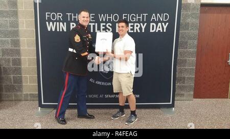 George Mai, 17, ein Jüngeres an Radnor Senior High School, akzeptiert die Semper Fidelis All-American Award von Staff Sgt. Nickolas Auvil, 4. Mai 2017, an der RHS, in Wayne, PA. Mai wurde als Semper-Fidelis - amerikanischer Pick als herausragende Sportler, Studenten und Bürger. Als SFAAP auswählen darf, wird in Washington D.C. Reisen drei Tag' Schlachten gewonnen' Akademie durch die Marines gehostet zu besuchen. Auvil ist ein personalvermittler derzeit an Recruiting (Sub-Station Lesung zugeordnet. Stockfoto