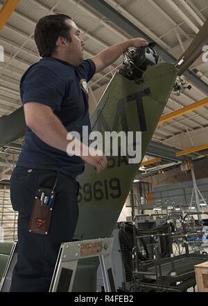 Thomas Martinez, 54 Hubschrauber Geschwader Flugzeugmechaniker, bereitet das Öl von einem Getriebe am Minot Air Force Base, N.D., 2. Mai 2017 ablaufen. Squadron Mitglieder auch im Notfall Suche und Rettung Mission Training. Stockfoto