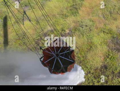 Ein Bambi Bucket zu einem U.S. Marine Corps UH-1Y Venom an Marine Light Attack Helicopter Squadron (HMLA) 369, Marine Aircraft Group (MAG) 16, 3d Marine Flugzeugflügel (MAW), Deponien Wasser auf einem simulierten Brand während einer Übung des Marine Corps Base Camp Pendleton, San Diego, Calif., 4. Mai 2017 zugeordnet. Diese Übung wurde durchgeführt, um eine sofortige Reaktion Bohrer zu simulieren, nach festgelegten Verfahren bei einem Brand. Stockfoto