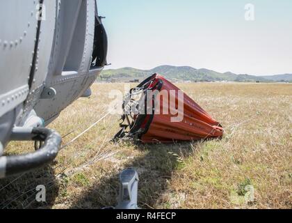 Ein Bambi Bucket zu einem U.S. Marine Corps UH-1Y Venom an Marine Light Attack Helicopter Squadron (HMLA) 369, Marine Aircraft Group (MAG) 16, 3d Marine Flugzeugflügel (MAW), während einer Übung des Marine Corps Base Camp Pendleton, San Diego, Calif., 4. Mai 2017 zugeordnet. Diese Übung wurde durchgeführt, um eine sofortige Reaktion Bohrer zu simulieren, nach festgelegten Verfahren bei einem Brand. Stockfoto