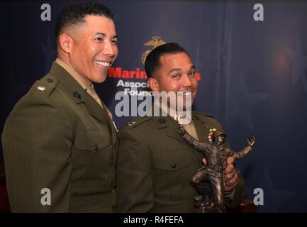 ARLINGTON, VA.-Lieutenant Colonel Esteban Beamon (links), der Kommandant der Abteilung 2, 4. Civil Affairs Group, Marine Forces Reserve steht von Capt Ismael Lopez (rechts), den zivile, militärische Operationen-Planer für besonderen Zweck Marine Air-Ground Task Force-Southern Command 17, wer die 2016 hält Oberst Gerechtigkeit Marion "Jumping Joe" Chambers Award am Marinekorps-Verein und Stiftung Boden Awards Dinner in Arlington , VA., 4. Mai 2017. Die Auszeichnung anerkannt Lopez als die Marine Corps Reserve Grade Prokurist des Jahres für den Nachweis der herausragenden Führungsqualitäten während der t Stockfoto