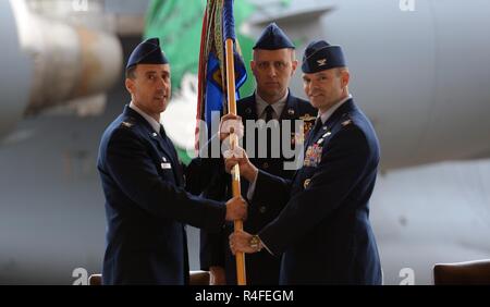 Oberst Leonard Kosinski (links), übergibt einen Guidon zu Oberst Mark Fuhrmann, 62 Operationen Gruppenkommandant, als Chief Master Sgt. Scott Mills (Mitte), 62 OG Chief, an Aufmerksamkeit Mai 1, 2017 steht, während eine Änderung der Befehl Zeremonie am Joint Base Lewis-McChord, Washington Fuhrman übernahm das Kommando des scheidenden Kommandeur Oberstleutnant Brian Smith. Stockfoto