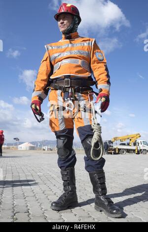 Bayartogtokh Jamsran, Mongolian National Emergency Management Agency Special Rescue Unit, steht in einem Rescue Übung Mai 4, 2017, in Dalanzadgad, Mongolei als Teil der Gobi Wolf 2017 zu beteiligen. GW 17 wird veranstaltet von der mongolischen Nationalen Emergency Management Agency und mongolischen Streitkräfte als Teil der humanitären Hilfe der USA Armee Pazifik und Katastrophenhilfe 'Pacific Resilienz'-Serie. Stockfoto