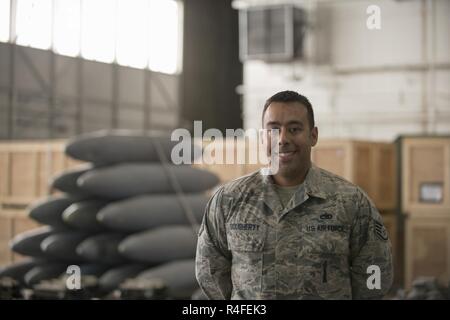 EIELSON AIR FORCE BASE, Alaska – US Air Force Staff Sgt Scott Dougherty, 335th Aircraft Maintenance Unit Waffen laden Team Crewchief, Seymour Johnson Air Force Base, North Carolina, posiert für ein Foto 4. Mai 2017, während der nördliche Rand 2017 (NE17) zugewiesen Eielson Air Force Base, Alaska. NE17 ist Alaskas erste gemeinsame Übung sollen üben, Operationen, Techniken und Verfahren sowie die Interoperabilität zwischen den Diensten zu verbessern. Tausende von Teilnehmern aus allen Diensten, Flieger, Soldaten, Matrosen, Marines und Küste Gardisten aus dem aktiven Dienst, Reserve und nationalen Gua Stockfoto