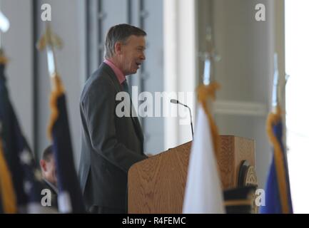 Reg. John Hickenlooper den Vorsitz über die Änderung des Befehls Zeremonie von Generalmajor (im Ruhestand) H. Michael Edwards, der 42Nd Adjutant General von Colorado, Generalmajor Michael Loh, die 43 Adjutant von Colorado, 5. Mai 2017, Buckley Air Force Base. Stockfoto