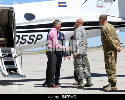 Reg. John Hickenlooper den Vorsitz über die Änderung des Befehls Zeremonie von Generalmajor (im Ruhestand) H. Michael Edwards, der 42Nd Adjutant General von Colorado, Generalmajor Michael Loh, die 43 Adjutant von Colorado, 5. Mai 2017, Buckley Air Force Base. Stockfoto