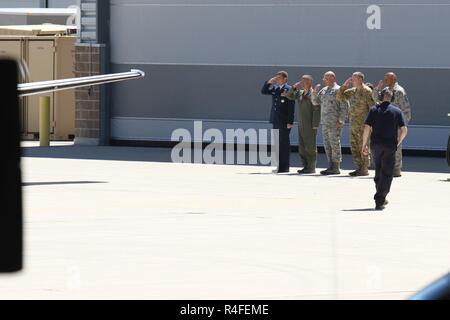 Reg. John Hickenlooper den Vorsitz über die Änderung des Befehls Zeremonie von Generalmajor (im Ruhestand) H. Michael Edwards, der 42Nd Adjutant General von Colorado, Generalmajor Michael Loh, die 43 Adjutant von Colorado, 5. Mai 2017, Buckley Air Force Base. Stockfoto