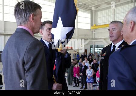 Reg. John Hickenlooper den Vorsitz über die Änderung des Befehls Zeremonie von Generalmajor (im Ruhestand) H. Michael Edwards, der 42Nd Adjutant General von Colorado, Generalmajor Michael Loh, die 43 Adjutant von Colorado, 5. Mai 2017, Buckley Air Force Base. Stockfoto