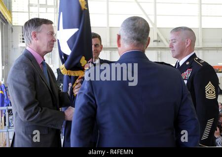 Reg. John Hickenlooper den Vorsitz über die Änderung des Befehls Zeremonie von Generalmajor (im Ruhestand) H. Michael Edwards, der 42Nd Adjutant General von Colorado, Generalmajor Michael Loh, die 43 Adjutant von Colorado, 5. Mai 2017, Buckley Air Force Base. Stockfoto