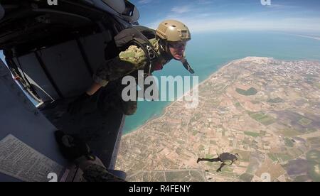 NAVAL STATION Rota, Spanien (Mai 3, 2017) Leutnant Cameron Jones, für die Beseitigung von Explosivstoffen Mobile Unit 8 zugewiesen, führt einen freien Fall springen von einem MH-60S Sea Hawk Hubschrauber, Hubschrauber Meer Combat Squadron (HSC) 22, 3. Mai 2017 zugeordnet. 6. US-Flotte, mit Sitz in Neapel, Italien führt das gesamte Spektrum von Gelenk- und Naval operations, oft im Konzert mit Alliierten, Gelenk- und interagency Partnern, um US-amerikanischen nationalen Interessen und die Sicherheit und Stabilität in Europa und Afrika. Stockfoto