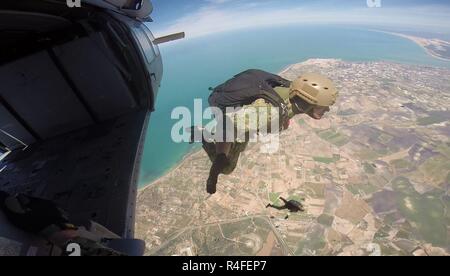 NAVAL STATION Rota, Spanien (Mai 3, 2017) Leutnant Cameron Jones, für die Beseitigung von Explosivstoffen Mobile Unit 8 zugewiesen, führt einen freien Fall springen von einem MH-60S Sea Hawk Hubschrauber, Hubschrauber Meer Combat Squadron (HSC) 22, 3. Mai 2017 zugeordnet. 6. US-Flotte, mit Sitz in Neapel, Italien führt das gesamte Spektrum von Gelenk- und Naval operations, oft im Konzert mit Alliierten, Gelenk- und interagency Partnern, um US-amerikanischen nationalen Interessen und die Sicherheit und Stabilität in Europa und Afrika. Stockfoto