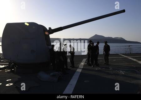 Die SOUDA BUCHT, Griechenland (3. Mai 2017) - der Arleigh-burke-Klasse geführte Anti-raketen-Zerstörer USS Oscar Austin (DDG79) fährt die Souda Bucht, Griechenland, nachdem eine geplante Hafen besuch Mai 3, 2017. Oscar Austin auf einer routinemäßigen Bereitstellung unterstützen die nationale Sicherheit der USA Interessen in Europa und der zunehmenden Theater Sicherheit gute Zusammenarbeit und freuen uns naval Präsenz in den USA 6 Flotte Bereich der Operationen. Stockfoto