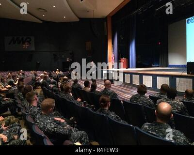 N-VK944-0003 CAPT Finn befasst sich mit den Befehl. Quelle: NIOC Norfolk PAO. Stockfoto