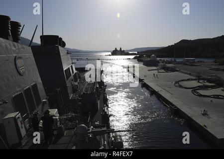 Die SOUDA BUCHT, Griechenland (3. Mai 2017) - der Arleigh-burke-Klasse geführte Anti-raketen-Zerstörer USS Oscar Austin (DDG79) fährt die Souda Bucht, Griechenland, nachdem eine geplante Hafen besuch Mai 3, 2017. Oscar Austin auf einer routinemäßigen Bereitstellung unterstützen die nationale Sicherheit der USA Interessen in Europa und der zunehmenden Theater Sicherheit gute Zusammenarbeit und freuen uns naval Präsenz in den USA 6 Flotte Bereich der Operationen. Stockfoto