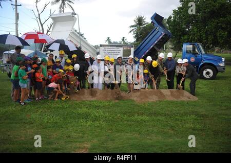 Oberst Michael T. Harvey Garrison Commander, Bewohner Kommissar Jenniffer Gonzalez, Brig. Gen. Alberto C. Rosende kommandierender General der 1. Mission Support Command und Kinder vom Child Development Center am Fort Buchanan schaufel Schmutz während der Spatenstich zum Bau der neuen Child Development Center, am Ft. Buchanan, 5. Mai. Stockfoto