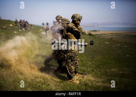 Us Marine Lance Cpl. Zachary Hicks, ein rifleman mit Marine Drehkraft Europa 17.1, Brände eine AT-4 Raketenwerfer während 1 Lt Stefan Tuel bei einer Live-fire Bereich beobachtet während der Übung Platinum Eagle 17.2, am Babadag, Rumänien, 3. Mai 2017. Platinum Eagle erlaubt Marines zu verbessern und pflegen gute praktische Kenntnisse im Umgang mit verschiedenen Waffensystemen, die während der Arbeit mit NATO-Verbündeten und Partner Nationen. Eine US-Präsenz in der Region um das Schwarze Meer erhöht wesentlich die Zusammenarbeit zwischen Militärs an Ausbildungsmaßnahmen und Übungen, durch die Sie Ihre entwickeln Stockfoto