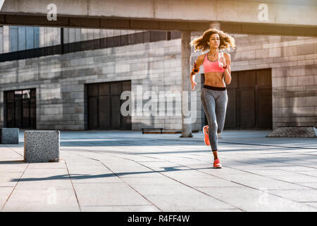 Skinny attraktive Frau mit einem morgendlichen Lauf Stockfoto