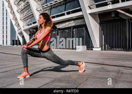 Schöne positive schlanke Frau Ihr Workout genießen. Stockfoto