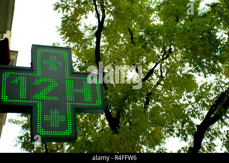 Apotheke Schild geöffnet 12 Stunden. Grünes Kreuz Stockfotografie - Alamy
