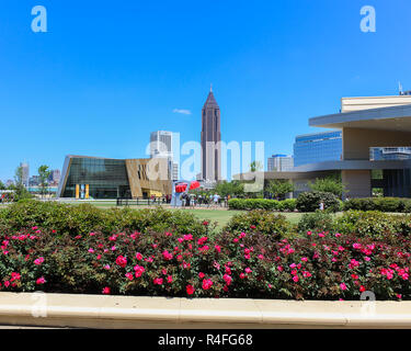 Zentrum für Bürger- und Menschenrechte, Coca Cola Flasche und Flaschenöffner Skulptur und Atlanta Stadtbild Stockfoto