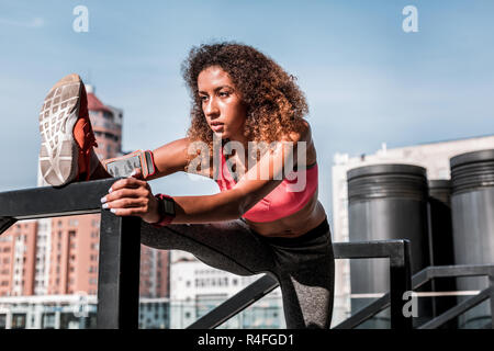 Schöne schwere Frau mit einem sportlichen Ausbildung Stockfoto