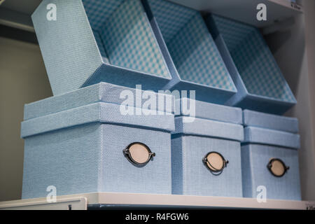 Fancy Blau textil Geschenk Box auf einem Regal Stockfoto