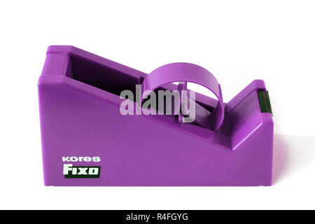 Violett Scotch Tape Rolle Dispenser isoliert weißer Hintergrund Stockfoto