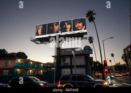 Beatles Anschlagtafel für re-release des Weißen Album Hintergrundbeleuchtung bei Nacht über den Sunset Blvd. in Hollywood, CA Stockfoto