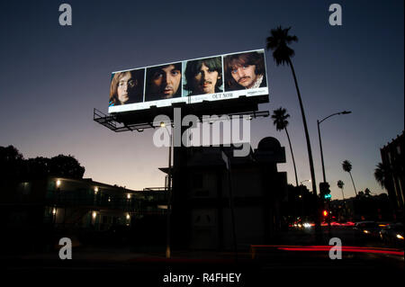 Beatles Anschlagtafel für re-release des Weißen Album über den Sunset Blvd. in der Dämmerung in Hollywood, CA Stockfoto