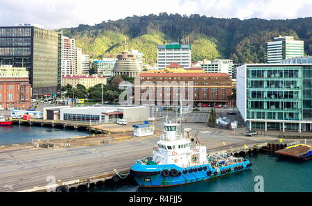 Wellington, Neuseeland - 24. August 2017: Früh am Morgen in der Hauptstadt als von einer Fähre, Hafen von Lambton Harbour gesehen. Stockfoto