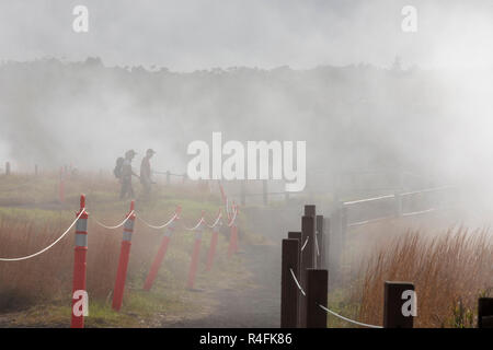 Hawaii Volcanoes National Park, Hawaii - Wanderer in Dampf aus dem Kilauea umhüllt. Stockfoto