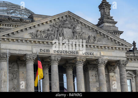 Teil des Reichstagsgebäudes (Bundesregierung) mit Inschrift Dem deutschen Volke (das deutsche Volk) in Berlin die Hauptstadt von Deutschland, E Stockfoto