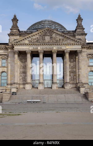 Portal der Reichstag (Bundesregierung) mit Inschrift Dem deutschen Volke (das deutsche Volk) in Berlin die Hauptstadt von Deutschland Stockfoto