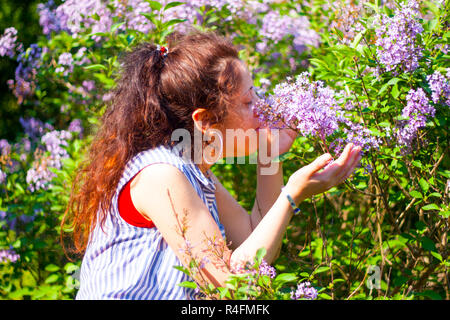 Junge Frau duftende Blumen. Istanbul, Türkei. Stockfoto