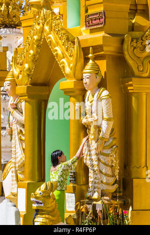 YANGON, MYANMAR - Dezember 16, 2016: Frau zu beten an der Shwedagon Pagode Yangon (Rangun) in Myanmar (Birma) Stockfoto