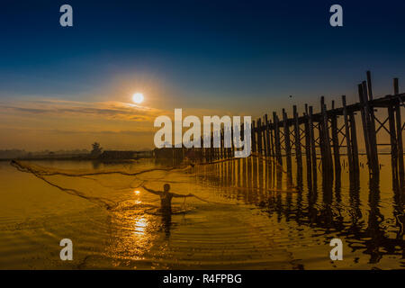 U-BEIN BRÜCKE, MYANMAR - November 28, 2016: angler angeln U Bein See Taungthaman Bridge Amarapura Mandalay, Myanmar (Birma) Stockfoto