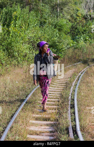 KALAW, MYANMAR - Dezember 06, 2016: Frau lokalen Stamm auf einer Bahnstrecke in der Nähe von Kalaw Shan Staat in Myanmar (Birma) Stockfoto