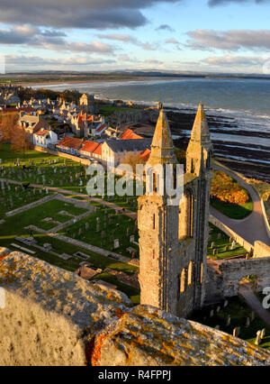 Mit Blick auf die Ruinen der Kathedrale von St Andrews, Fife und die Stadt und die West Sands darüber hinaus.. Stockfoto