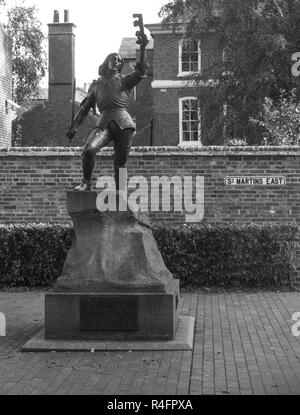 König Richard III Statue in der Kathedrale Gärten in Leicester Schuß auf eine Pentax K 1000 Spiegelreflex Kamera mit Ilford 35 mm, schwarz/weiß Film. Stockfoto