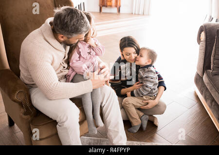 Glückliche Familie mit Kindern Stockfoto