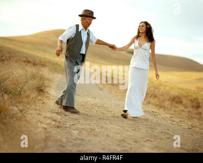 Mann tanzen mit Frau auf Feldweg Stockfoto